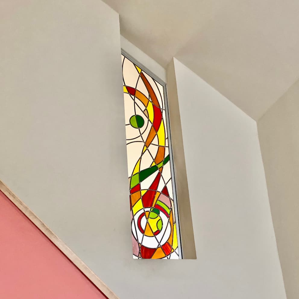Vitrail intégré dans un mur